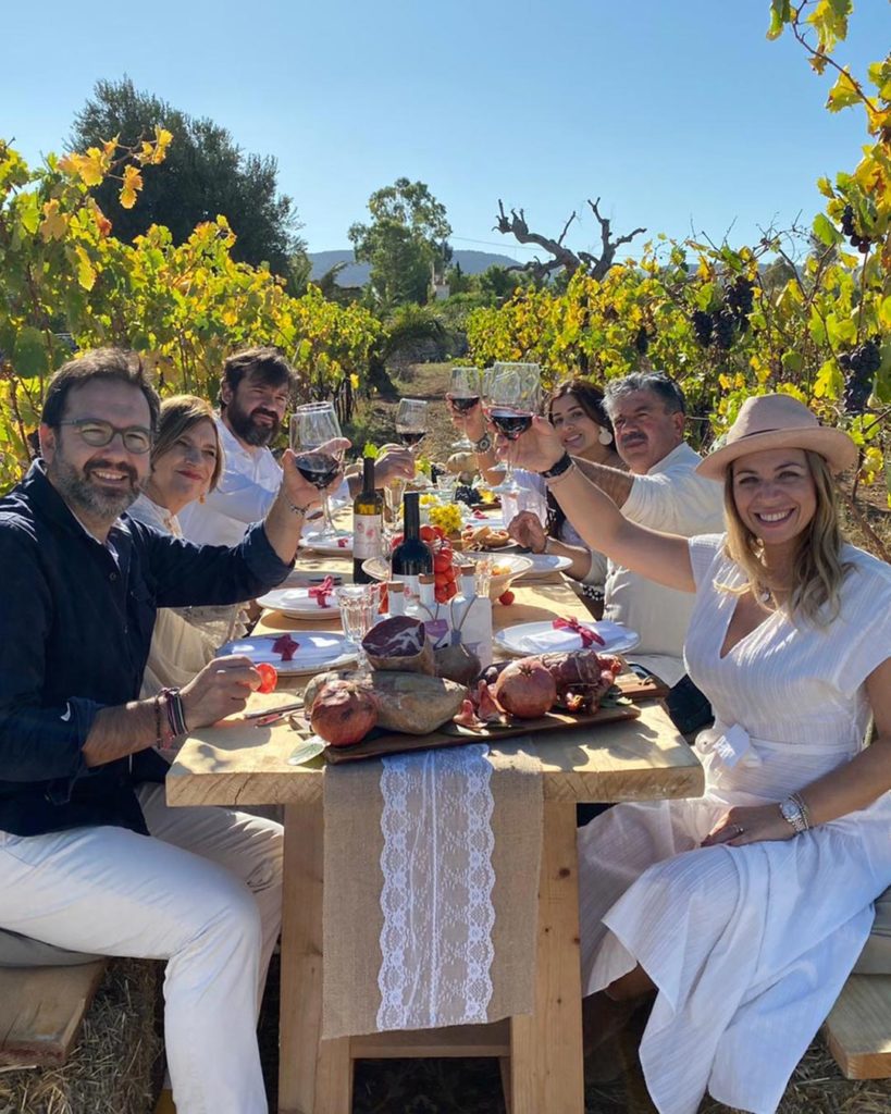 La famiglia nella vigna della masseria